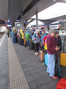 Die Biber beim Warten am Bahnhof auf den Zug.