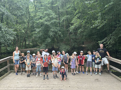 Die gesamte Fuchs-Klasse findet sich zu einem Klassenfoto vor den Bründlteichen zusammen.